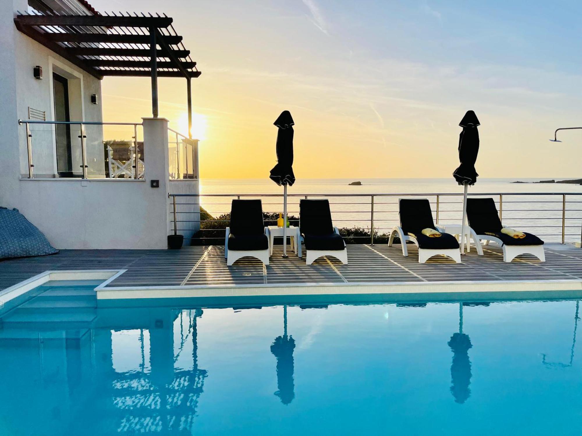 Eleia Seafront Rooms & Villas Петра Екстериор снимка