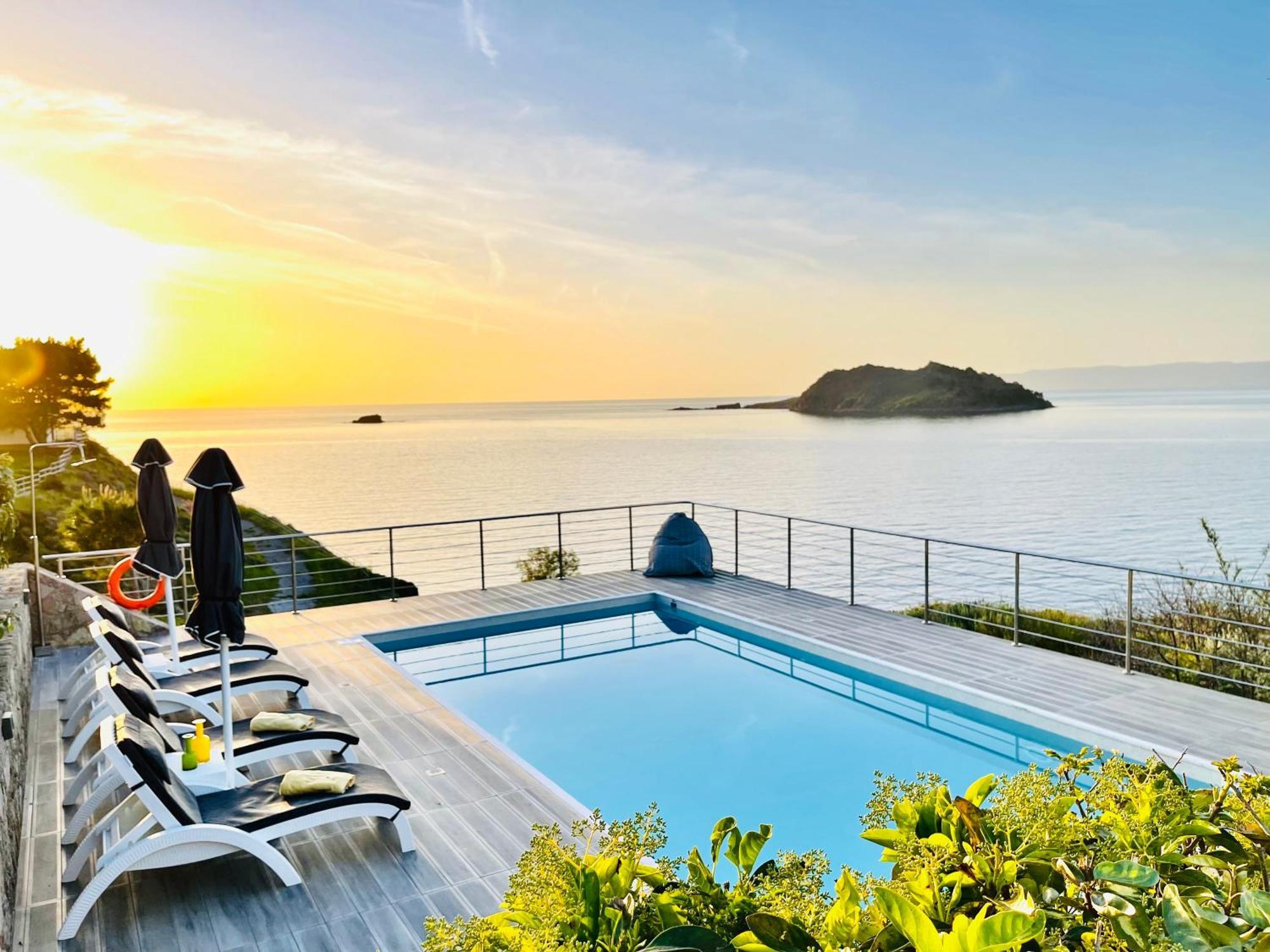 Eleia Seafront Rooms & Villas Петра Екстериор снимка
