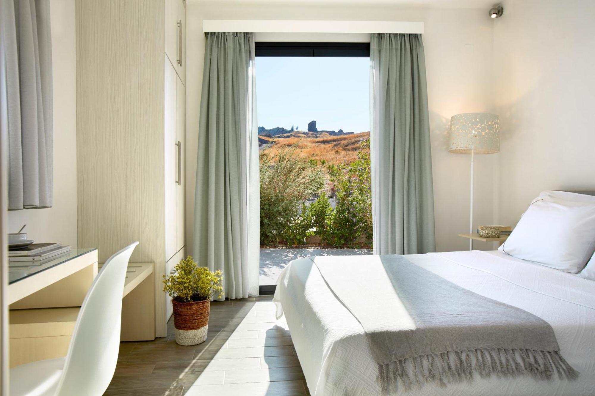 Eleia Seafront Rooms & Villas Петра Екстериор снимка