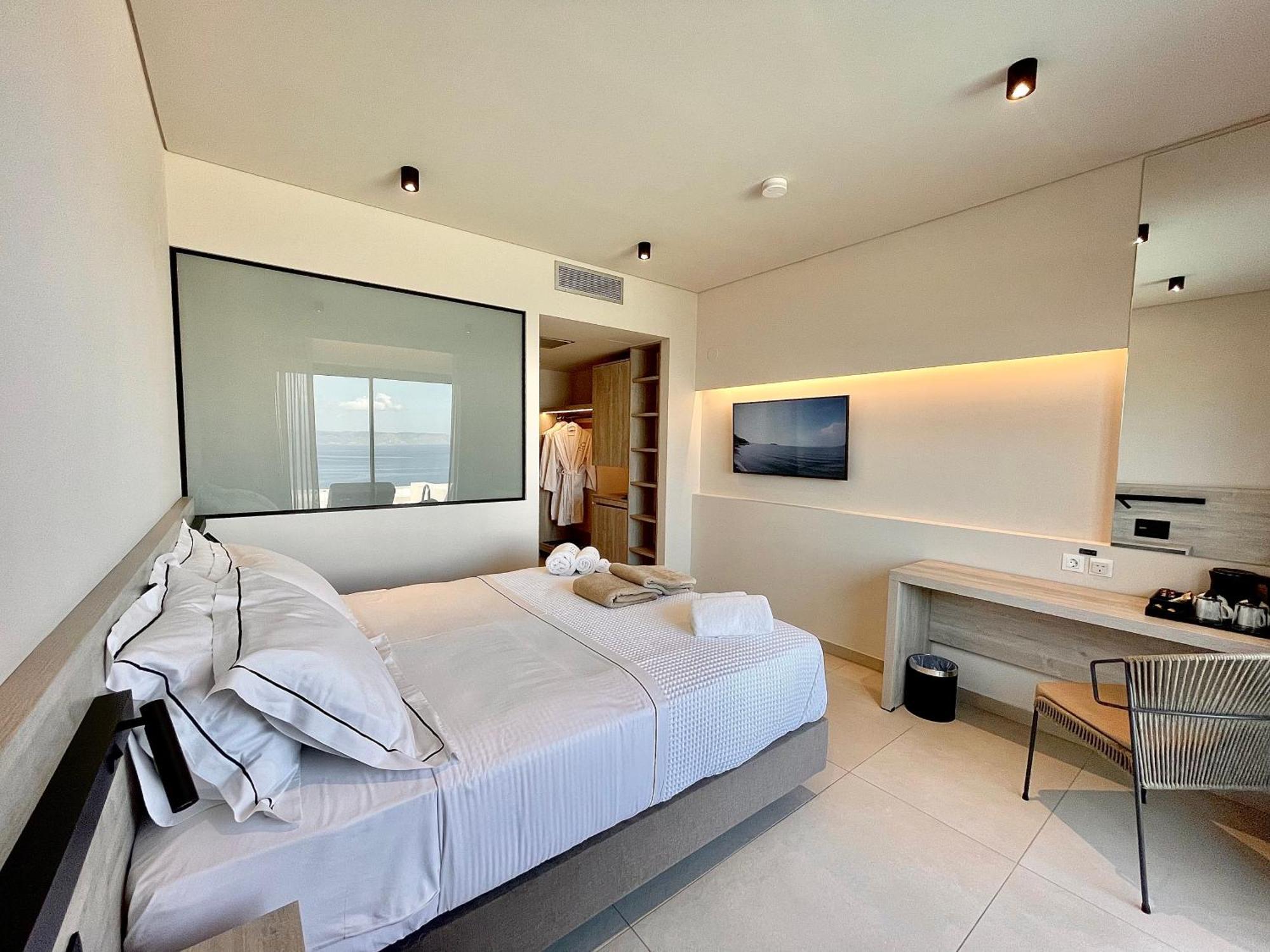 Eleia Seafront Rooms & Villas Петра Екстериор снимка