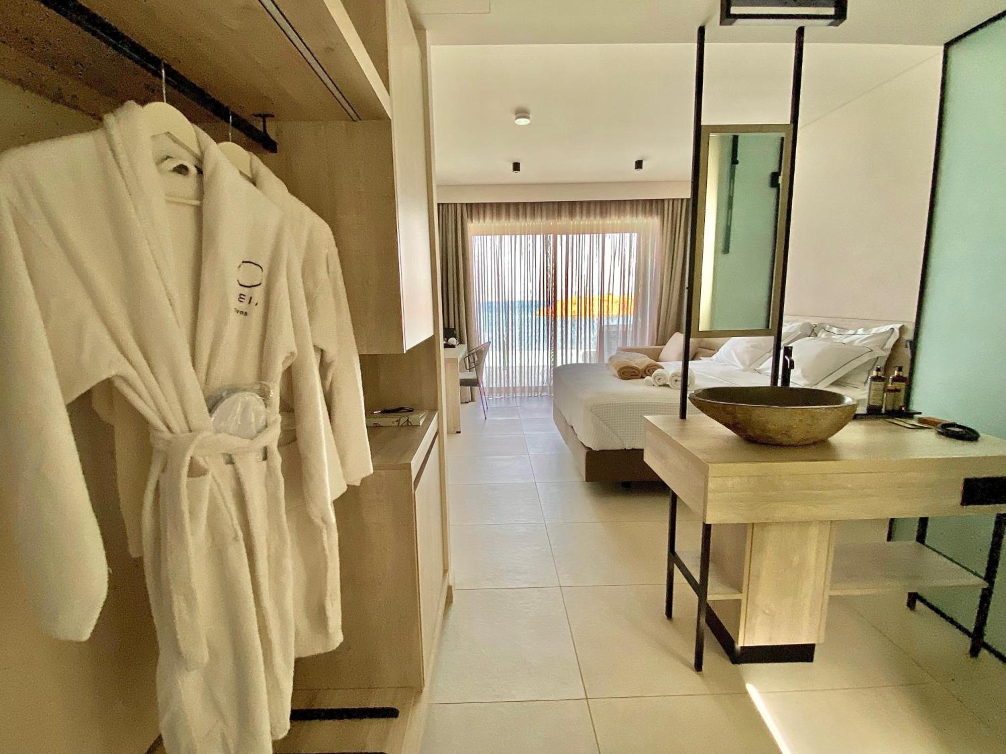Eleia Seafront Rooms & Villas Петра Екстериор снимка