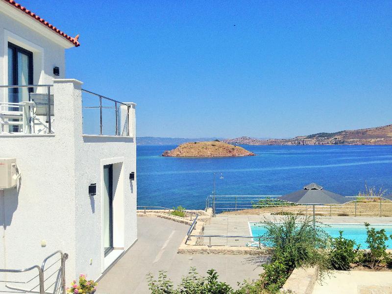 Eleia Seafront Rooms & Villas Петра Екстериор снимка