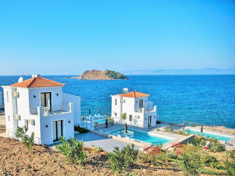 Eleia Seafront Rooms & Villas Петра Екстериор снимка