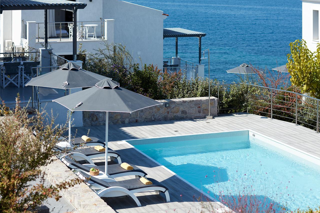 Eleia Seafront Rooms & Villas Петра Екстериор снимка