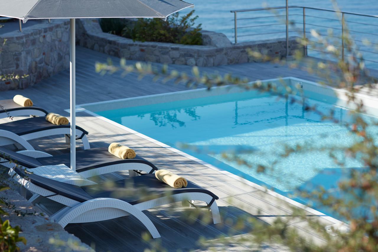 Eleia Seafront Rooms & Villas Петра Екстериор снимка