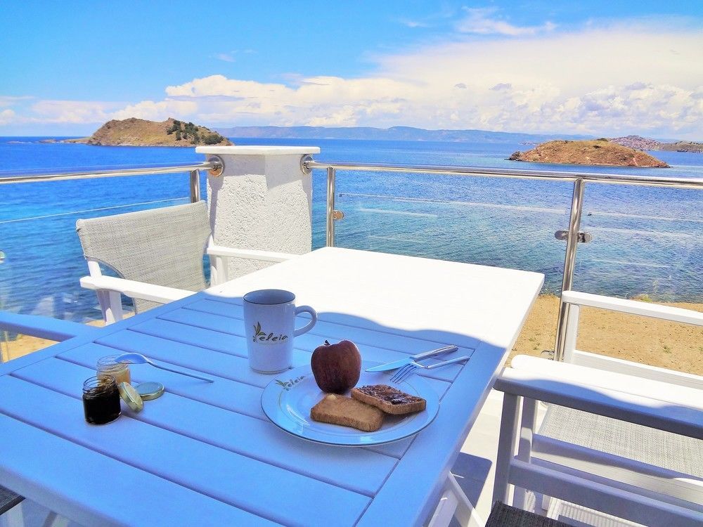 Eleia Seafront Rooms & Villas Петра Екстериор снимка