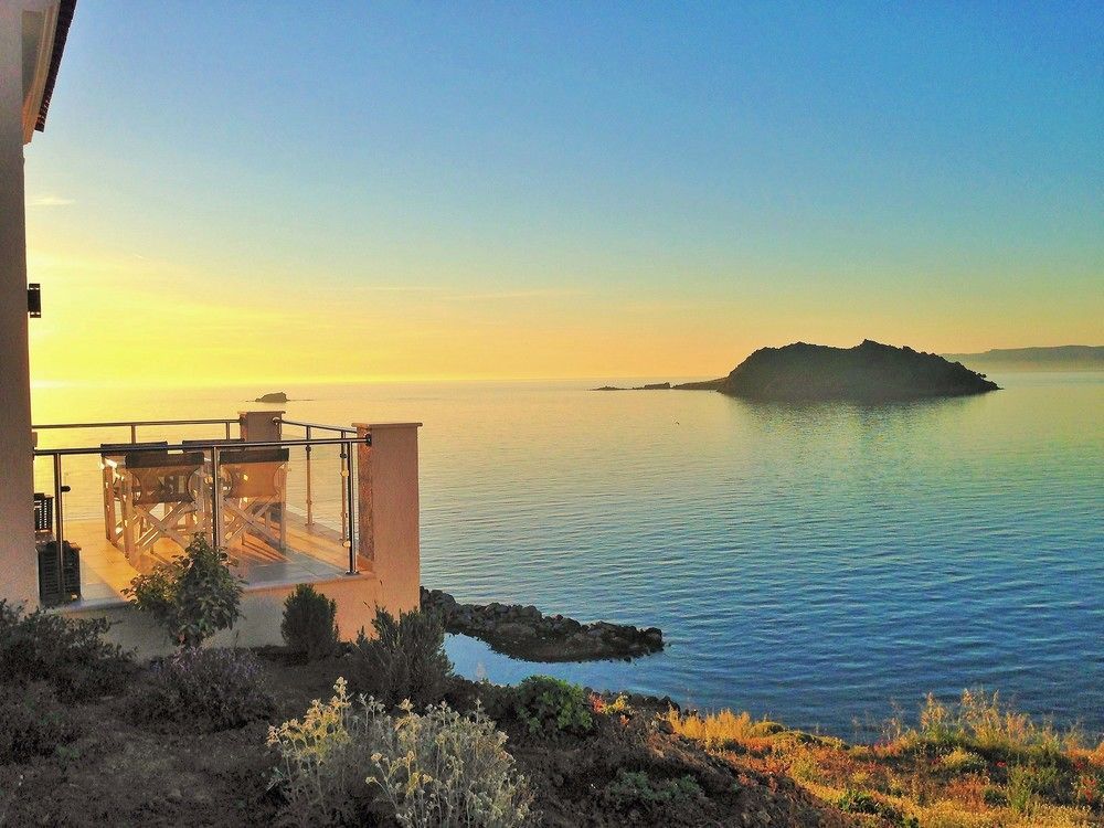 Eleia Seafront Rooms & Villas Петра Екстериор снимка