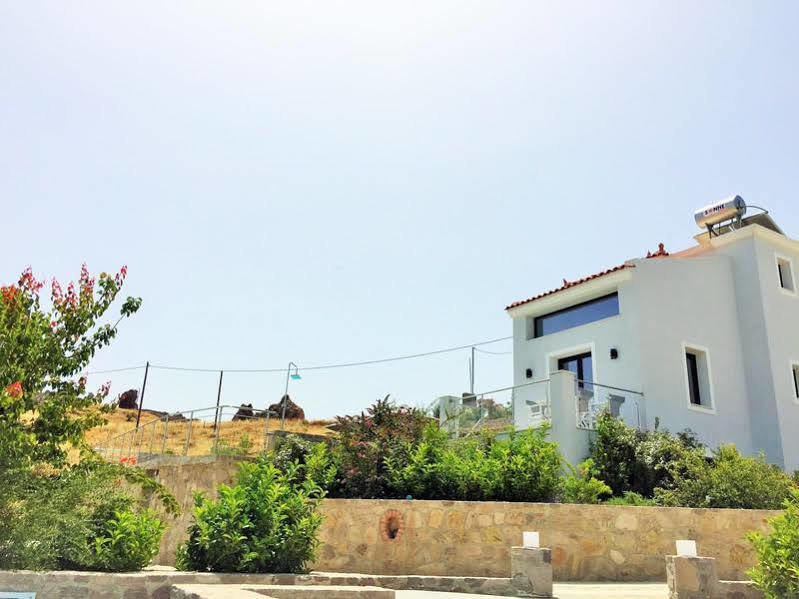 Eleia Seafront Rooms & Villas Петра Екстериор снимка