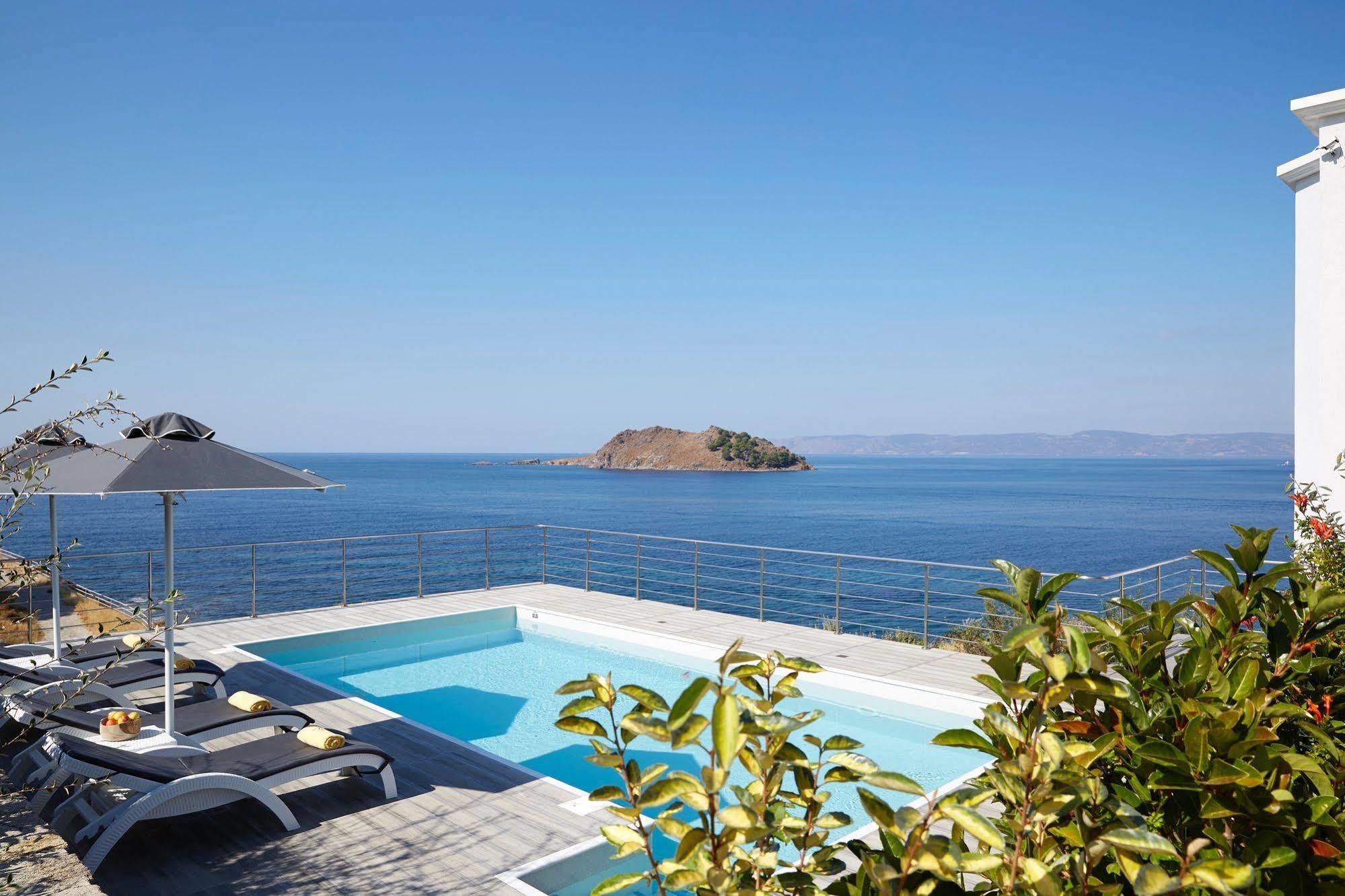 Eleia Seafront Rooms & Villas Петра Екстериор снимка